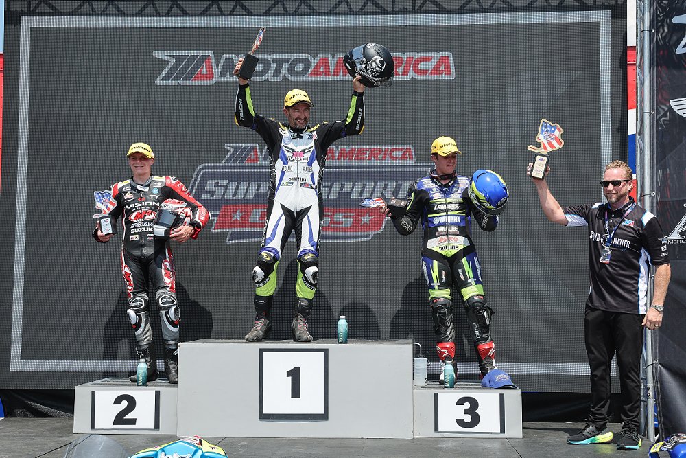 Podium Supersport avec la brume