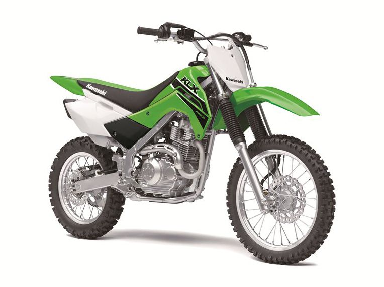 La KLX140R est disponible en trois versions pour s'adapter à vos préférences en matière de garde au sol et de hauteur de selle.