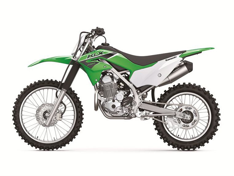 La Kawasaki KLX230R a une hauteur de siège de 36,4 pouces, tandis que sa petite sœur, la 230RS, a une hauteur de siège de 35,4 pouces.