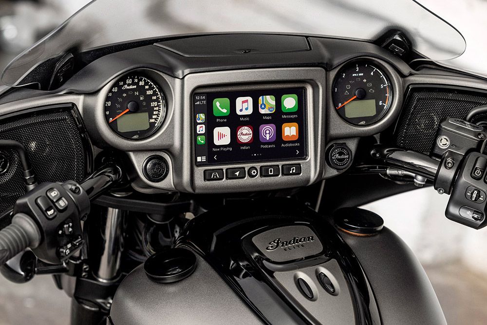 Le système d'infodivertissement Ride Command est doté d'Apple CarPlay, de la navigation virage par virage, du GPS et contrôle un système audio de 400 watts.