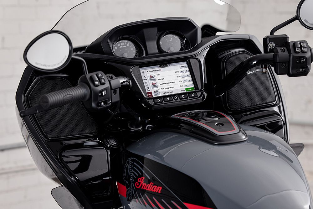 Le Challenger est équipé d'un écran tactile TFT de 7 pouces avec commandes de conduite, Apple CarPlay, GPS, navigation virage par virage et plus encore.