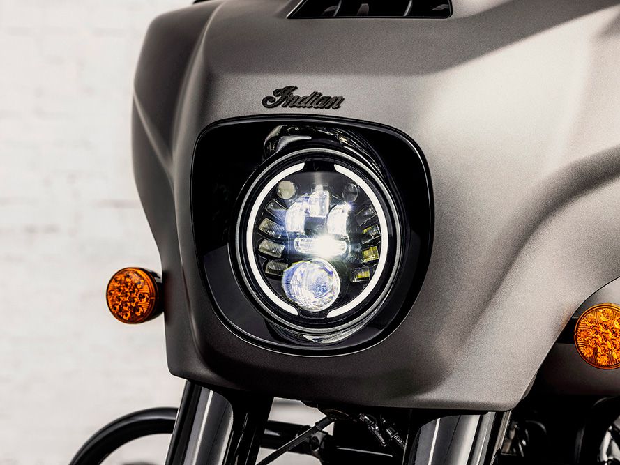 Les phares à LED du Pathfinder sont adaptables et font de gros trous dans la nuit.