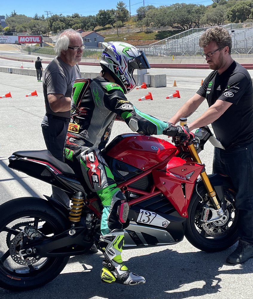 Préparation de la moto sur la piste pour les tests.