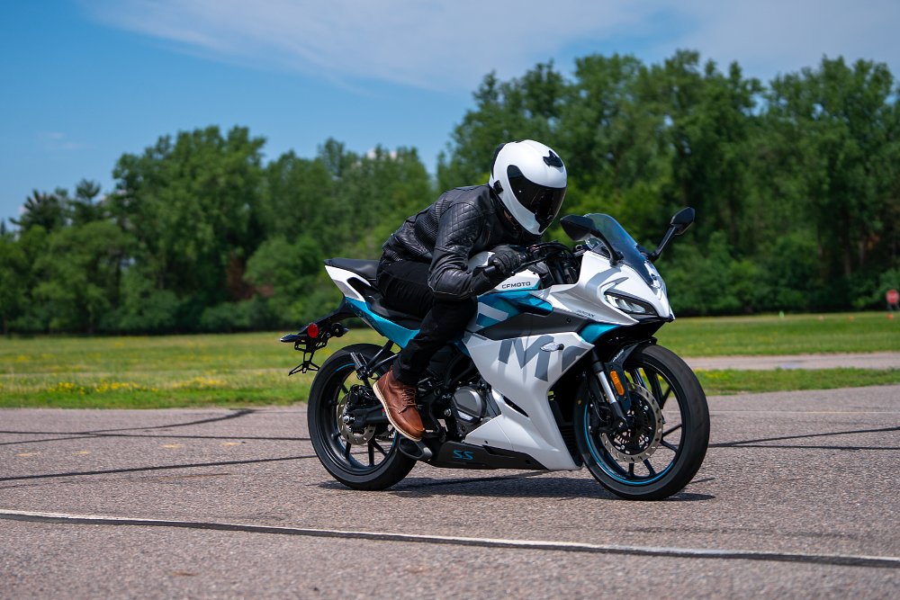 La 300SS est une moto sportive très confortable qui offre une puissance parfaite pour les pilotes qui débutent sur deux roues.