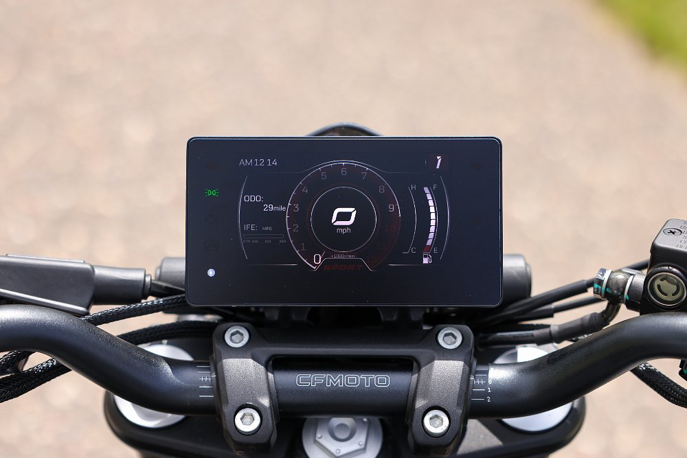 Les tableaux de bord TFT fonctionnent très bien. Nous avons roulé par une journée très ensoleillée et je pouvais tout voir parfaitement. 