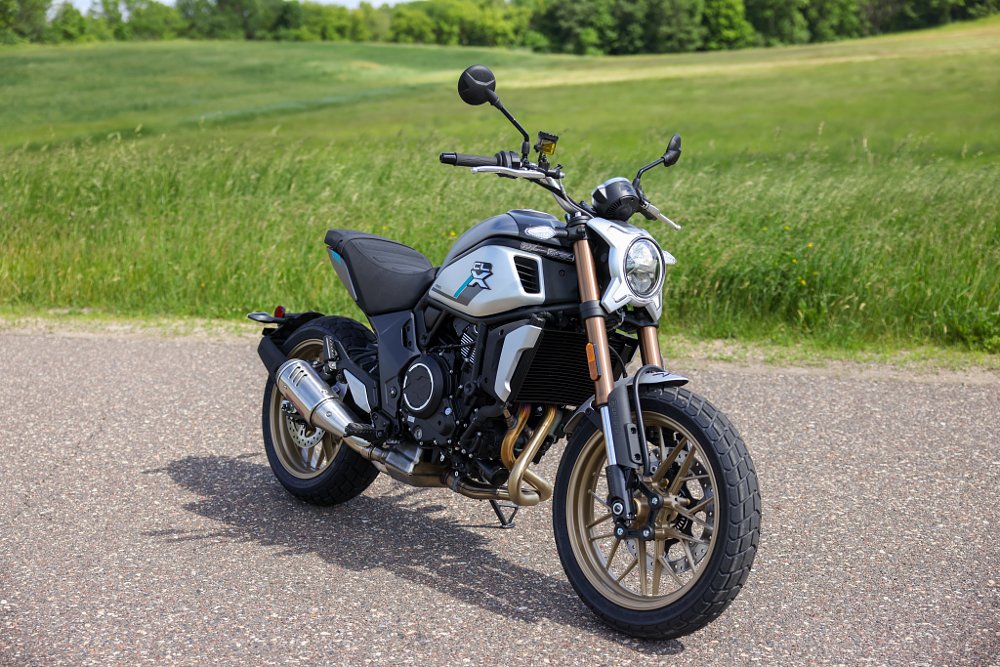 Le 700CL-X était incroyablement confortable avec ce couple à bas régime que j'aime avoir avec mes motos sportives. 