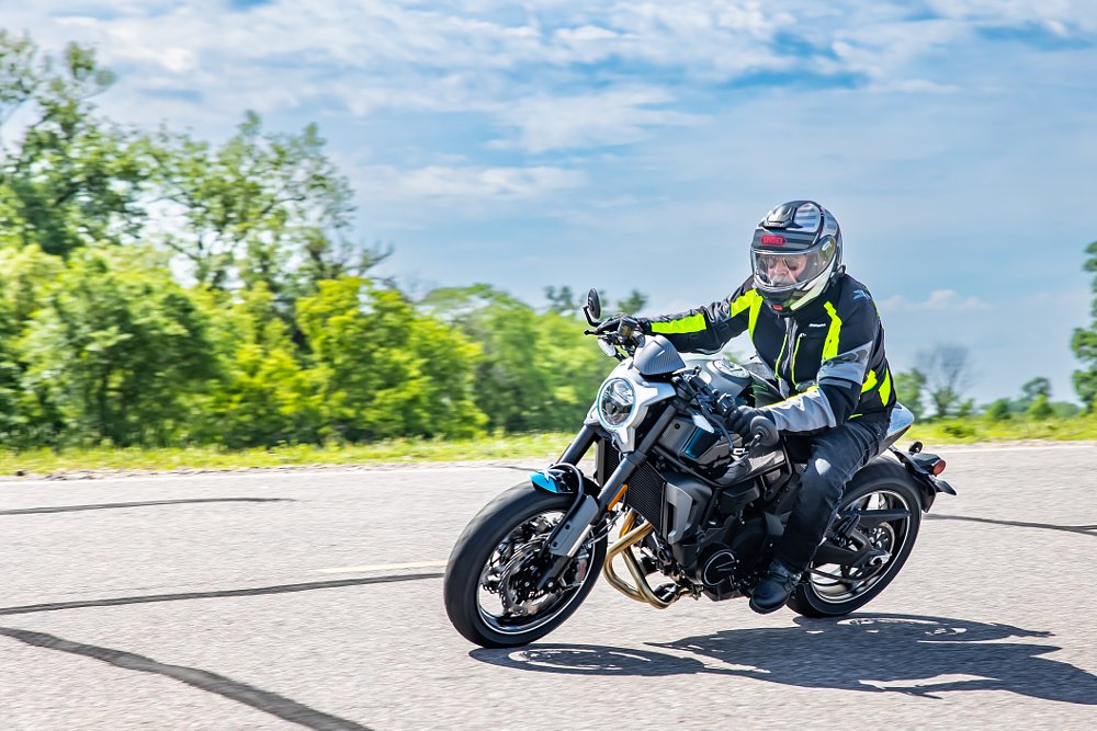 La CFMOTO 700CL-X Sport ressemble à 3 styles de motos différents, un cafe racer, une moto sportive et un cruiser, le tout réuni en une seule.