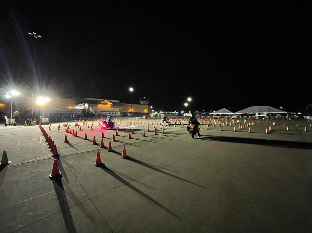 Chevauchée nocturne dans le rodéo de la police du COTPMCO. 