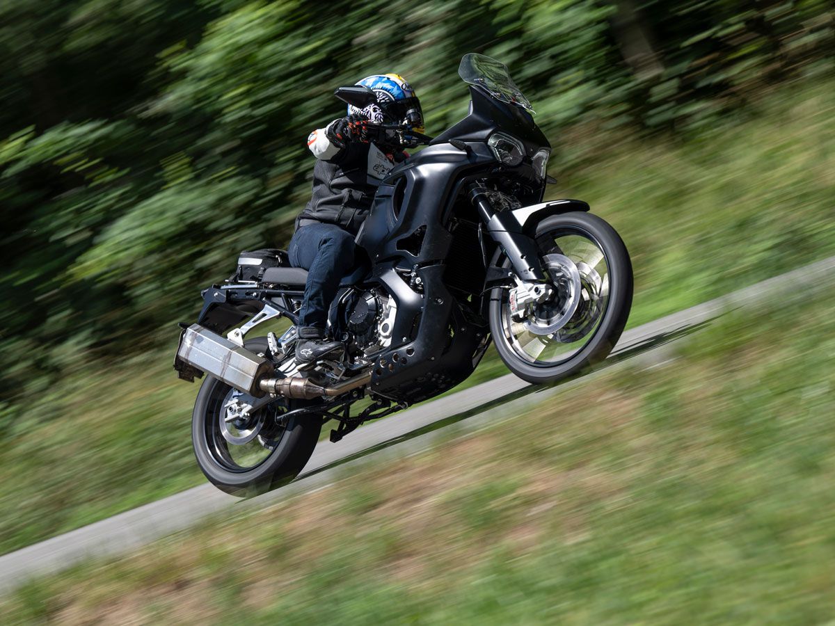 Le Lucky Explorer produit plus de couple de pointe que le Desert X de Ducati, le Tiger 900 de Triumph et le 890 Adventure de KTM.