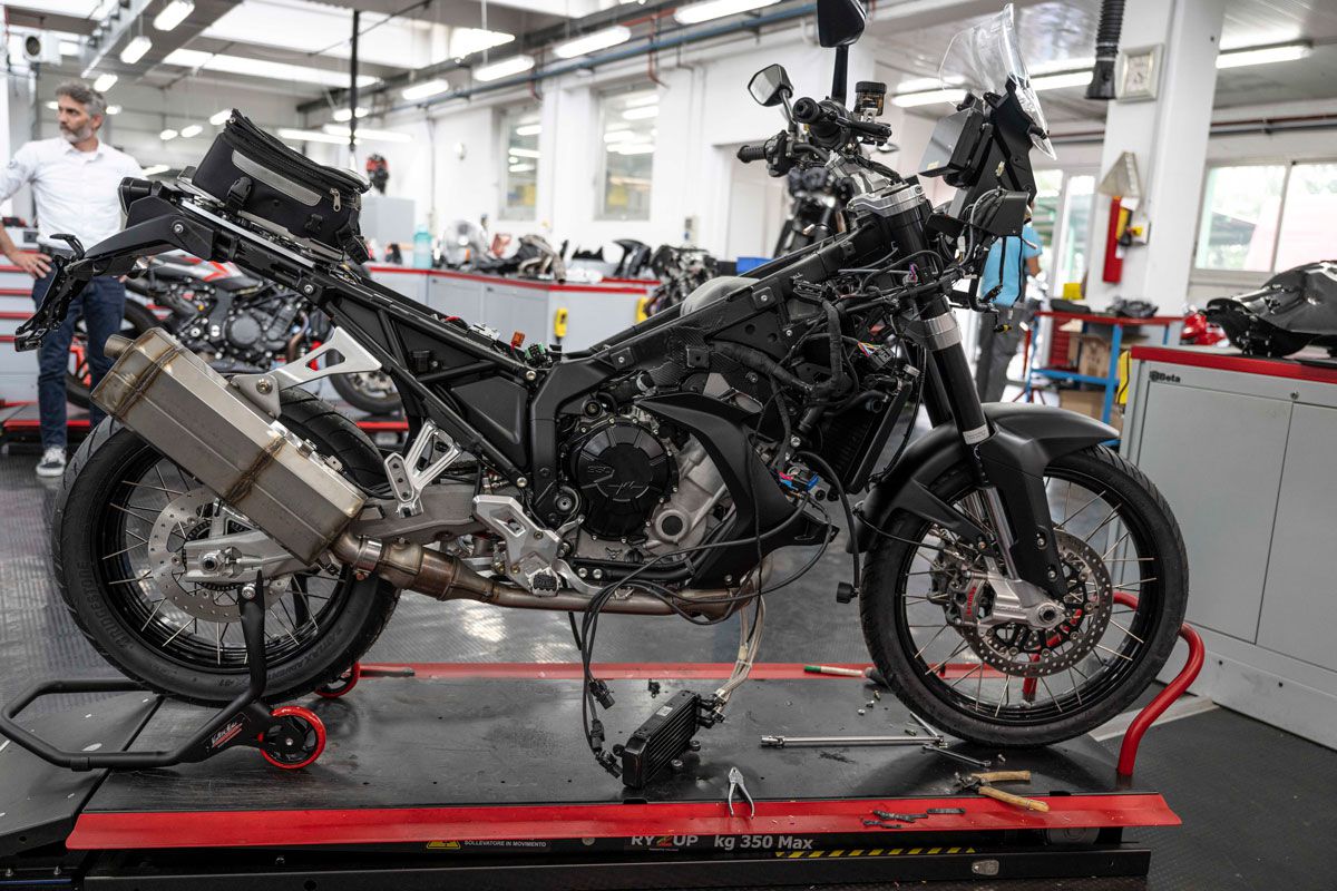 Le triple en ligne est dérivé de l'unité 800 (798cc) qui équipe les F3, Brutale, Dragster, Turismo Veloce et Superveloce. La capacité est portée à 931 cm3.