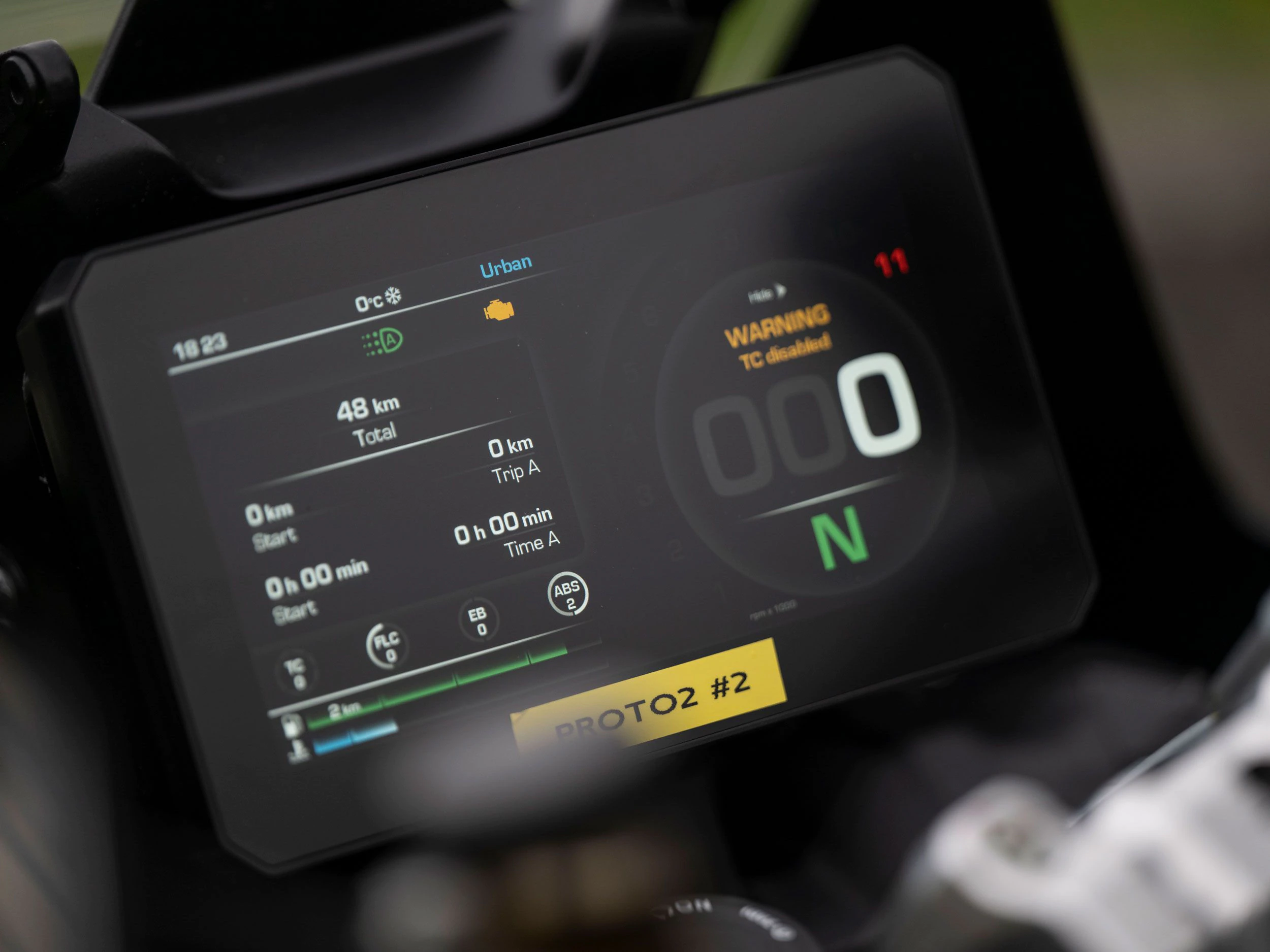 Le tableau de bord est généreux, avec un écran TFT de 7 pouces, et la version finale sera équipée de série de la connectivité Bluetooth et du régulateur de vitesse.