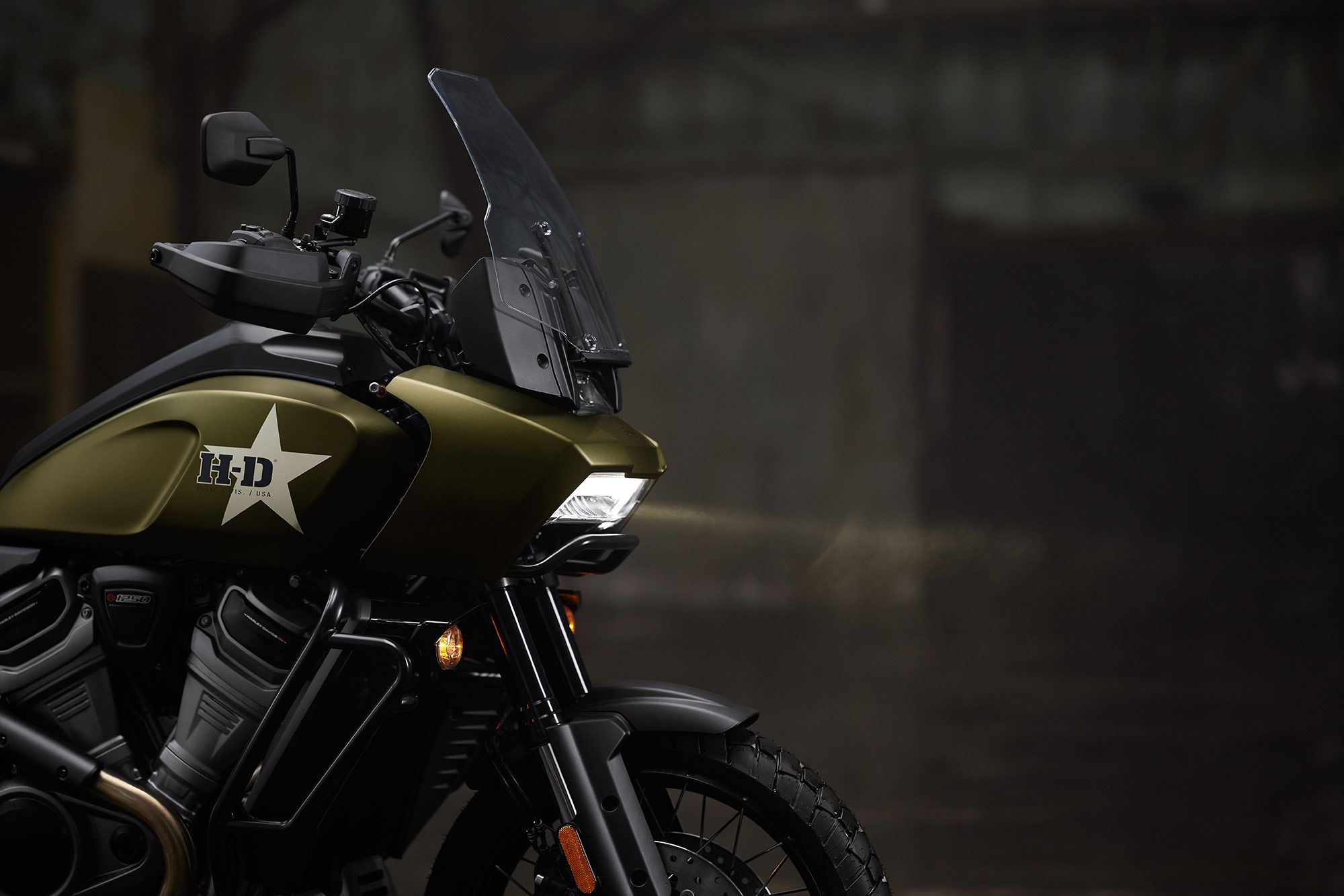 Les modèles d'édition spéciale sont disponibles avec des roues coulées ou à rayons, ces dernières ajoutant 624 $ au prix de détail suggéré.