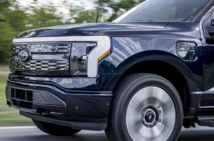 Le Ford F-150 Lightning Pro 2023 s'envole de 12 000 $ et frôle les 54 000 $.