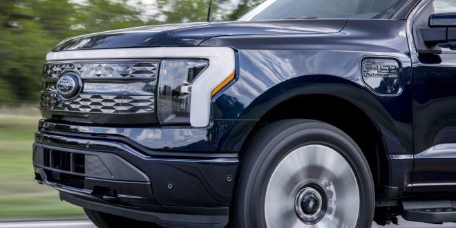 Le Ford F-150 Lightning Pro 2023 s'envole de 12 000 $ et frôle les 54 000 $.