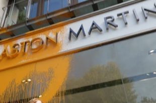 Vidéo : Des activistes climatiques qualifiés de "voyous et de vandales" par la ministre britannique de l'Intérieur, Suella Braverman, lancent des bombes de peinture orange vif sur le showroom Aston Martin à Londres.