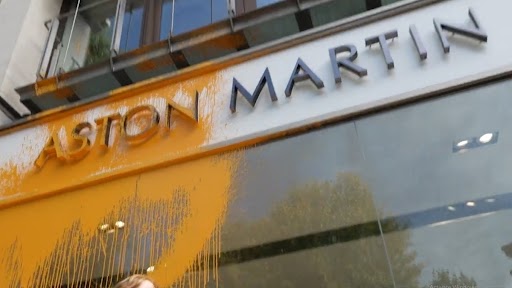 Vidéo : Des activistes climatiques qualifiés de "voyous et de vandales" par la ministre britannique de l'Intérieur, Suella Braverman, lancent des bombes de peinture orange vif sur le showroom Aston Martin à Londres.