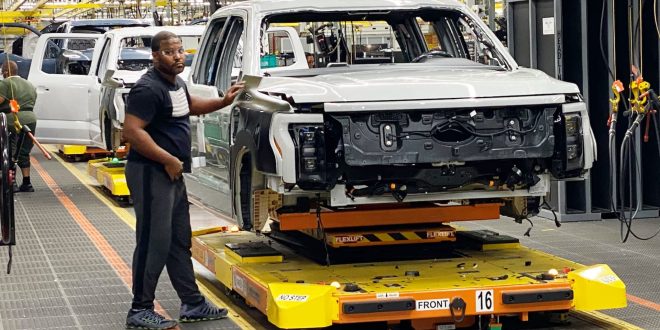 Le pick-up électrique Ford F-150 Lightning subit une nouvelle hausse de prix - Autobala.com