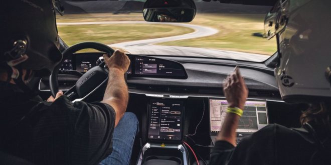Regardez les ingénieurs de Lucid peaufiner l'Air Sapphire EV de 1200 ch - Autobala.com