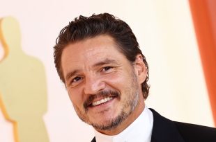 Vous aussi, vous pouvez ressembler à Pedro Pascal grâce à cette baguette de luminothérapie rouge à prix réduit - Autobala.fr