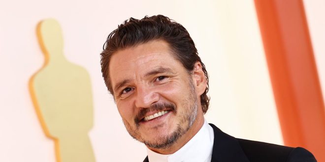 Vous aussi, vous pouvez ressembler à Pedro Pascal grâce à cette baguette de luminothérapie rouge à prix réduit - Autobala.fr