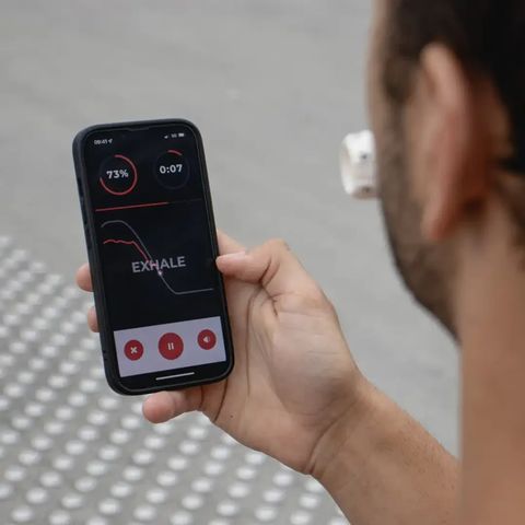 homme utilisant l'application airfit
