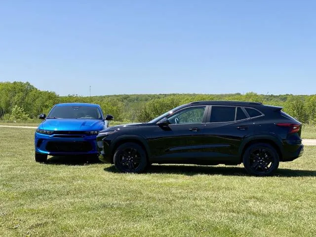 Dodge Hornet (bleu) vs Chevy Trax (noir) Dodge Hornet (bleu) vs Chevy Trax (noir)