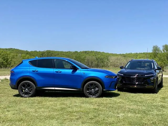 Dodge Hornet (bleu) vs Chevy Trax (noir) Dodge Hornet (bleu) vs Chevy Trax (noir)