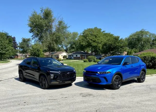 Dodge Hornet (bleu) vs Chevy Trax (noir) Dodge Hornet (bleu) vs Chevy Trax (noir)