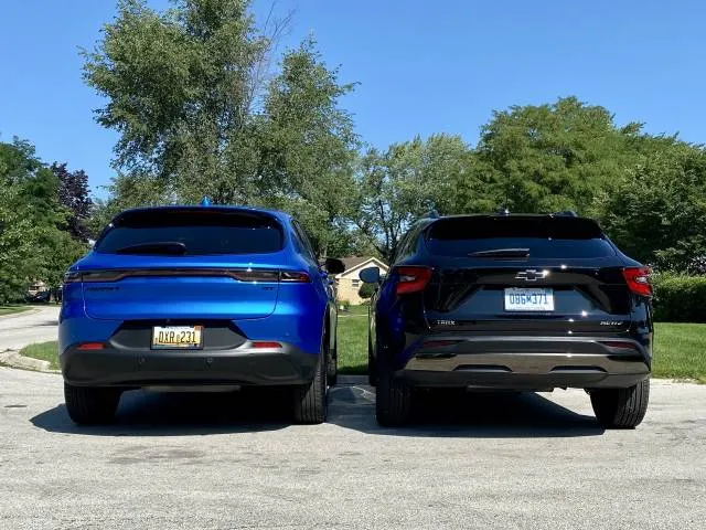 Dodge Hornet (bleu) vs Chevy Trax (noir) Dodge Hornet (bleu) vs Chevy Trax (noir)