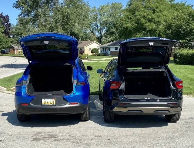 Dodge Hornet (bleu) vs Chevy Trax (noir) Dodge Hornet (bleu) vs Chevy Trax (noir)
