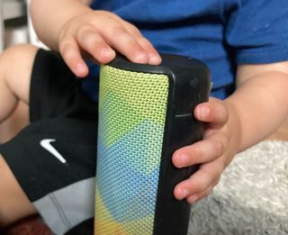 un bébé appuyant sur les boutons d'une perche ue
