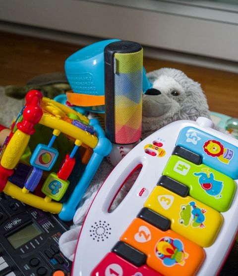 un ue boom sur une pile de jouets
