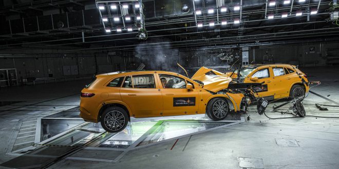 Mercedes écrase deux voitures électriques et envisage un avenir sans accident - Autobala.com