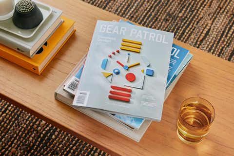 une pile de magazines de patrouille sur une table
