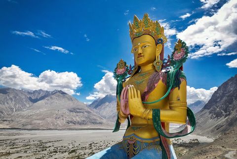 une statue bouddhiste en inde