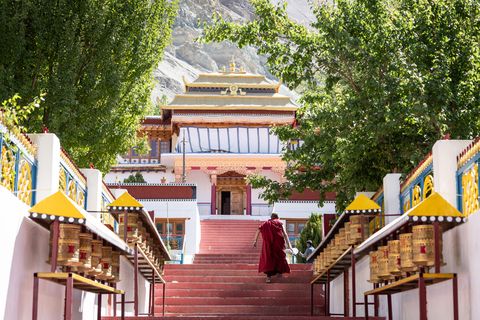 un moine montant les marches d'un temple bouddhiste
