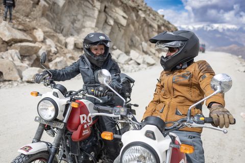 deux personnes qui se parlent à moto