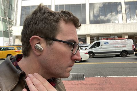 un homme portant des écouteurs